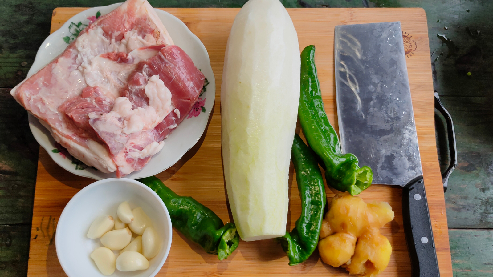 今天教大家来个家常版的,萝卜炒肉,安逸惨了!@拾二三农趣